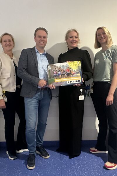 Singelloop Enschede overhandigt sponsorbedrag aan Vrienden van MST | Marijke Kenkhuis