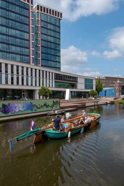 Historische praam brengt riet naar Almelo | Miel Westenberg