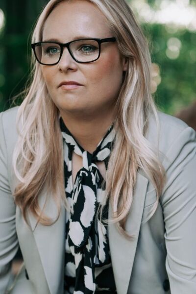 Enschedese Richelle Brink brengt emotionele single uit na overlijden van haar vader