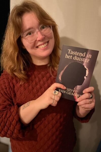 Tastend in het duister: dichtbundel over moeilijke tijden, over het zoeken naar licht en hoop, en over veerkracht | Sidy van Gemert