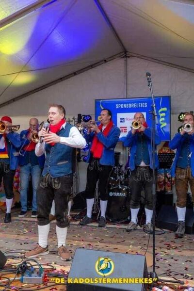 Sputterkearls Oldenzaal lanceren feestelijk carnavalsnummer "Kearls van de Bloaskapel" | Jorgen Halink