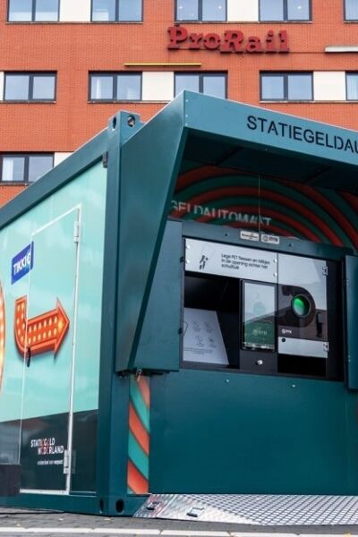 De eerste ‘statiegeld-retourshop’ van Enschede wordt officieel geopend | Miranda de Boer