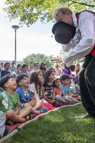 Wolkentheater vermaakt kinderen in asielzoekerscentra in Twente | Elmar Hofstee