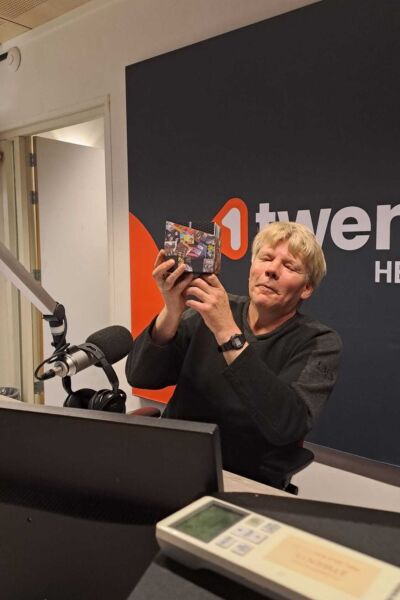 De vrienden van Muziekfreak presenteren een programma om door een gouden ringetje te halen in Haagse kringen met muziekale bijdragen van George,Barry,Rinus,Cesar en de rest.Deel 2 Robbert