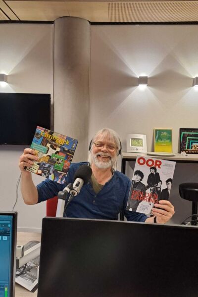 De vrienden van Muziekfreak presenteren een programma om door een gouden ringetje te halen in Haagse kringen met muziekale bijdragen van George,Barry,Rinus,Cesar en de rest.Deel 1 Lars