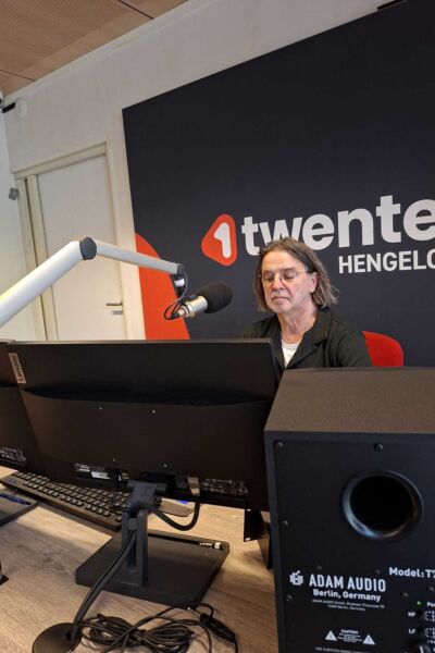 De "Vrienden van Muziekfreak" (Nieuwe aflevering juli 2026 Deel 1 )onderhouden behalve  een goede relatie met hun luisteraars ook een sterke band onderling. Maar in 't geval van vader en zoon Tijans komt daar nog een 4e dimensie bij!