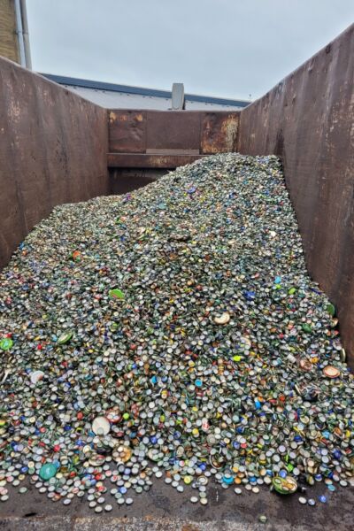 Twee containers met bierenfrisdrankdopjes voor het goede doel | Jan Dragt