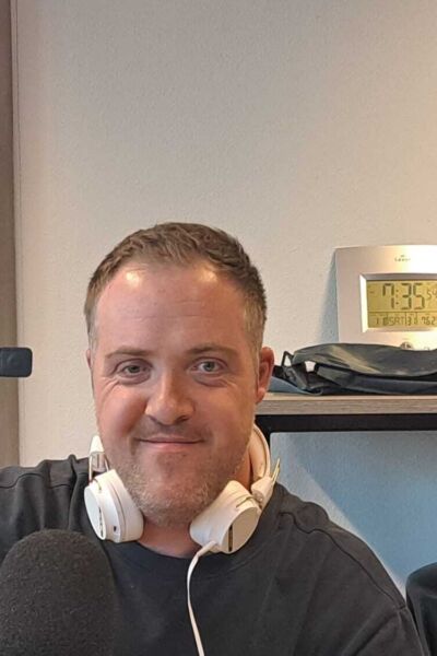 De vrienden van Muziekfreak sluiten de Hr.Konter weer in de armen nadat hij  weer is aangesloten bij de club. Leg uw luisterend oor niet te dicht bij de speaker!