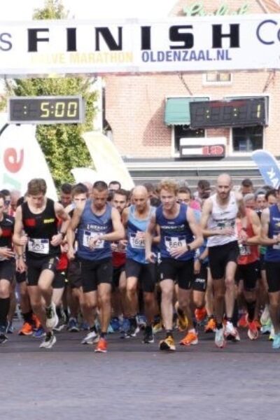 Veel deelnemers tijdens ﻿Halve Marathon van Oldenzaal  Pascal Butterhof