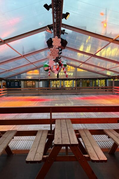 De ijsbaan in Hengelo gaat open: laatse decoraties worden aangebracht | Rob Stegehuis