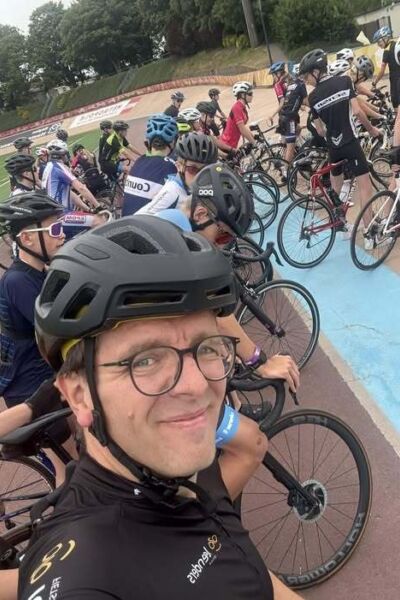 De fietstocht van Lille naar Almelo van het Noordik Lyceum van start: fietsen voor KiKa | Michel Otter