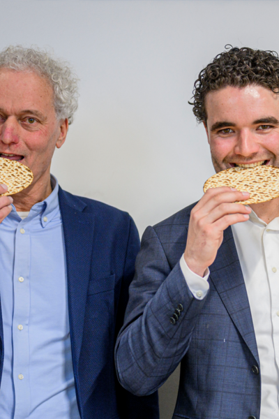 Matzecracker uit Enschede bij 1 op 6 paasvierders bij de brunch | Pieter Heijs Hollandia Matzes