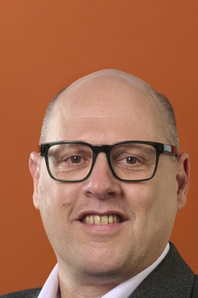 Studenten, docenten, medewerkers en schoonmakers van Asito samen aan tafel | Rolf Jorna