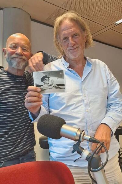 Willem Schoordijk ontvangt Theo Hakkert (voormalig columnist bij Dagblad Tubantia) in Vrienden van Muziekfreak! 2e uur!