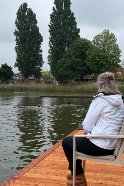 Dauwzwemmen in het Tuindorpbad: water is 14 graden | Badmeester Rob Effting