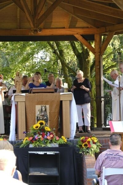 Eucharistieviering op de muziekkoepel Berghuizen | Wim Olde Kalter