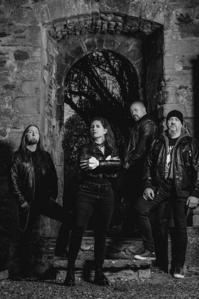Van Twente naar Noord-Ierland: een bijzonder metalavontuur voor Tamara Bouwhuis met de band Whiteabbey
