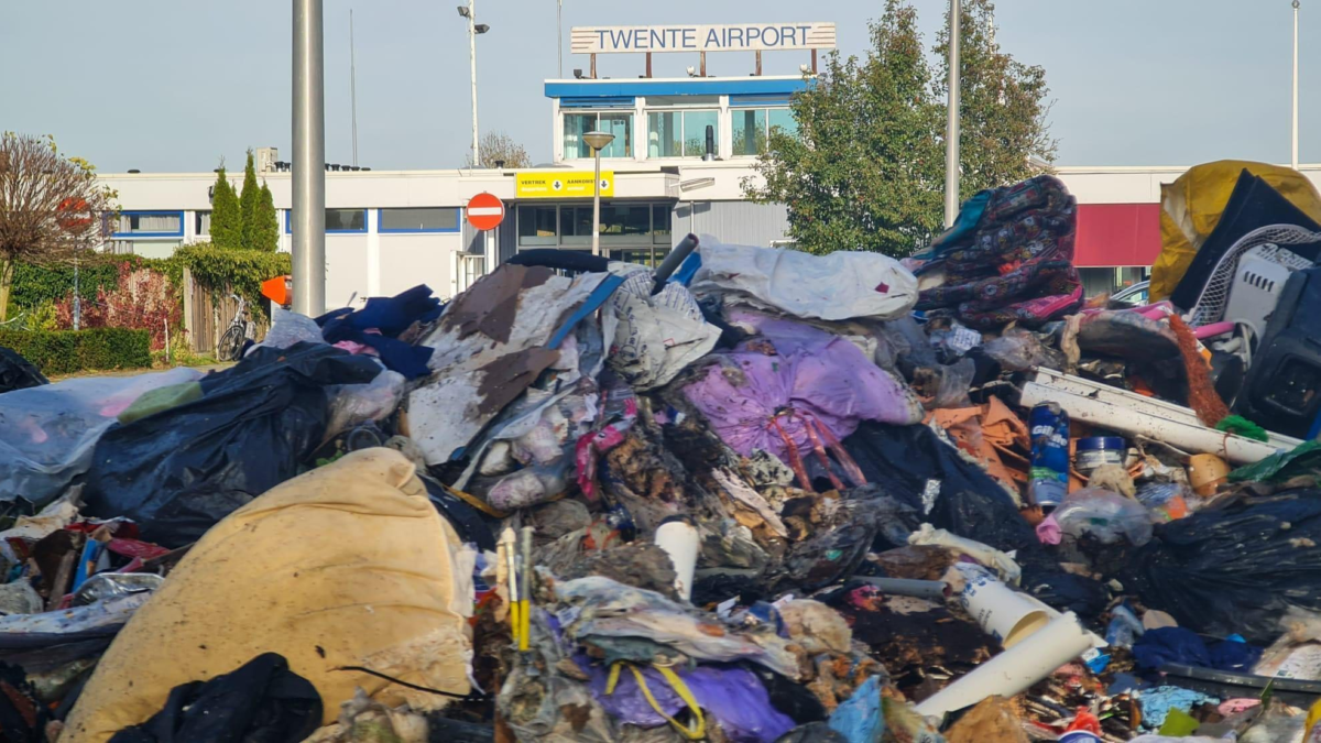 20221111 Afval brand afvalbrand luchthaven Twente Airport News United Dennis Bakker vertrekhal crisisopvang