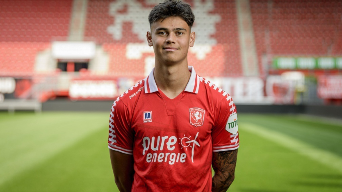 Mees Hilgers FC Twente 2021 2022 Emiel Muijderman