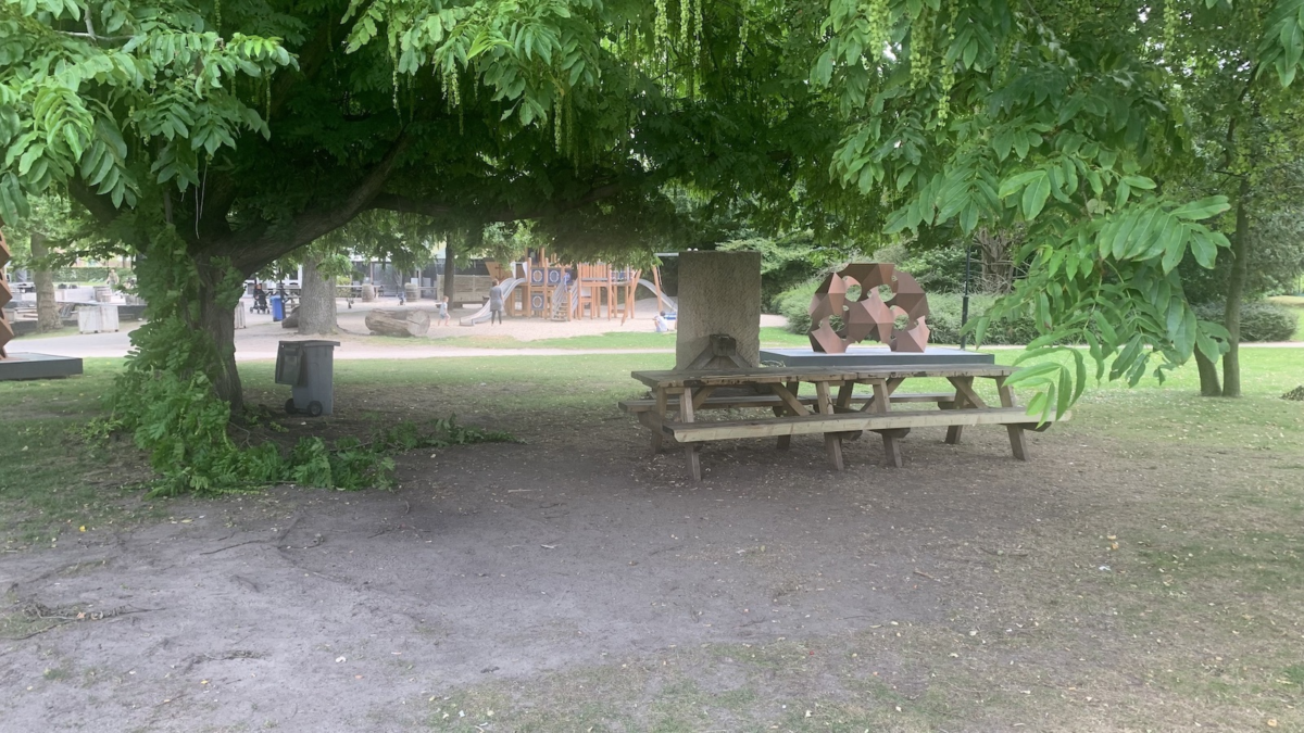 IMG 0851 hangplek prinsbernardplantsoen picknickbanken