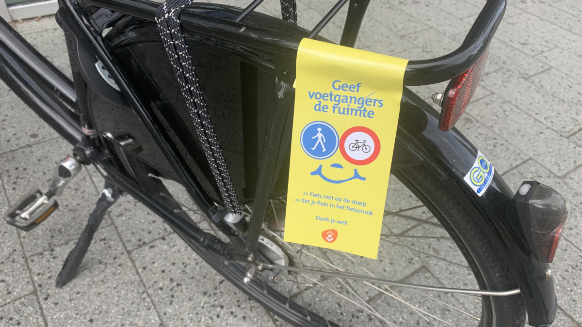 Christus Metalen lijn binnen Bibliotheek Hengelo wil stoep toegankelijk houden en start actie tegen  wildgroei fietsen - 1Twente