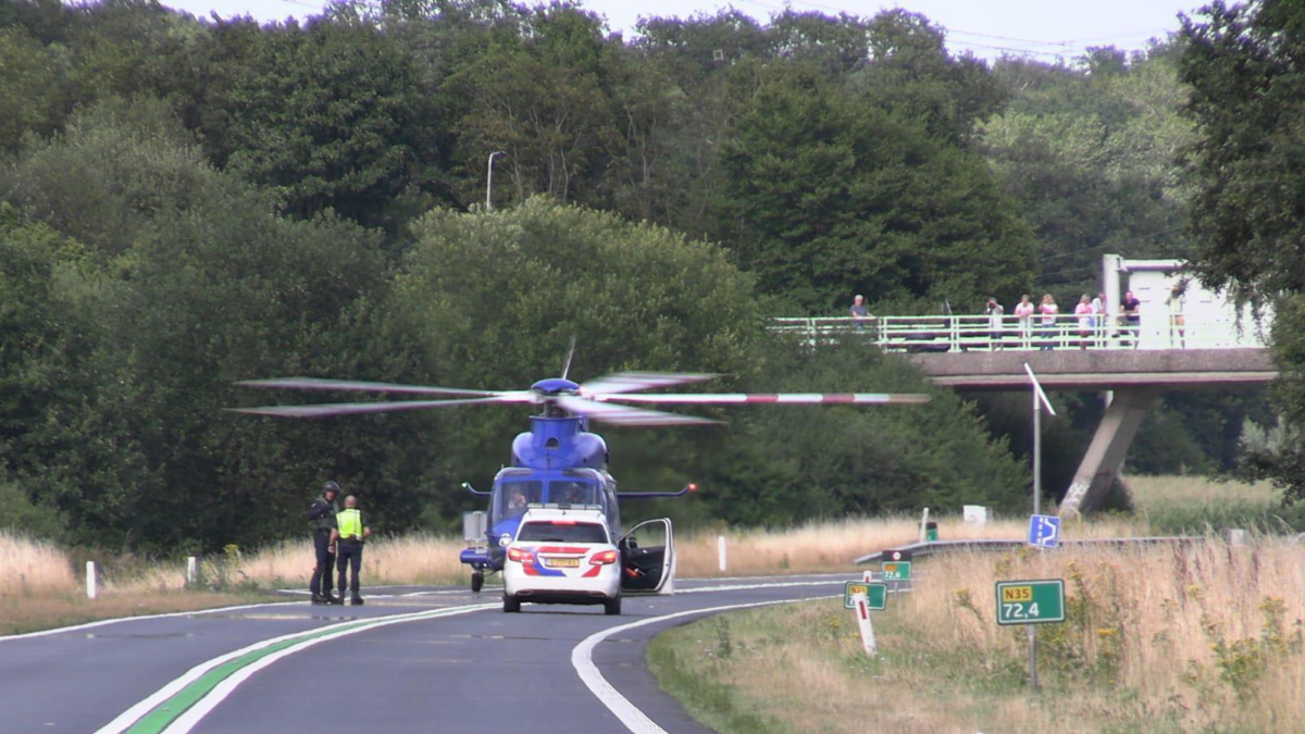 20220730 politiehelikopter onderzoekt aanrijding N35 Enschede 2 News United Dennis Bakker