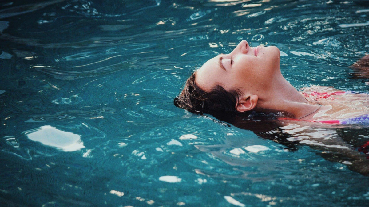 Zwembad vrouw pixabay