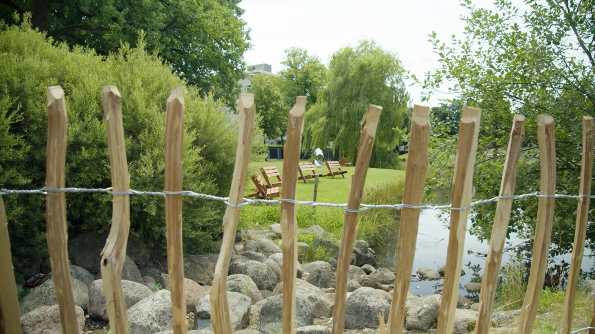 IN HET VOLKSPARK OPBOUW BANKJES STILL