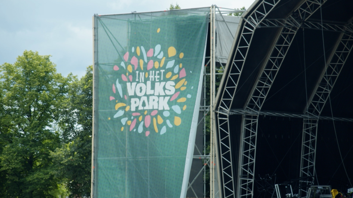 IN HET VOLKSPARK VLAG STILL
