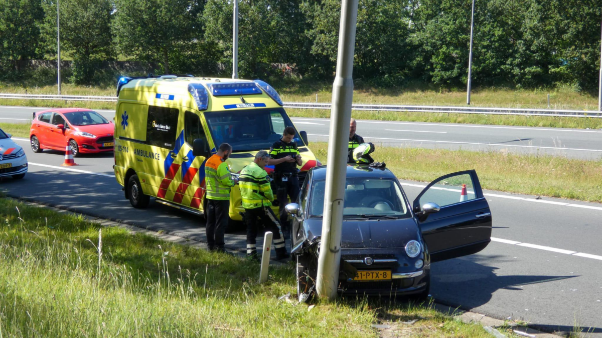 20220614 auto tegen lichtmast