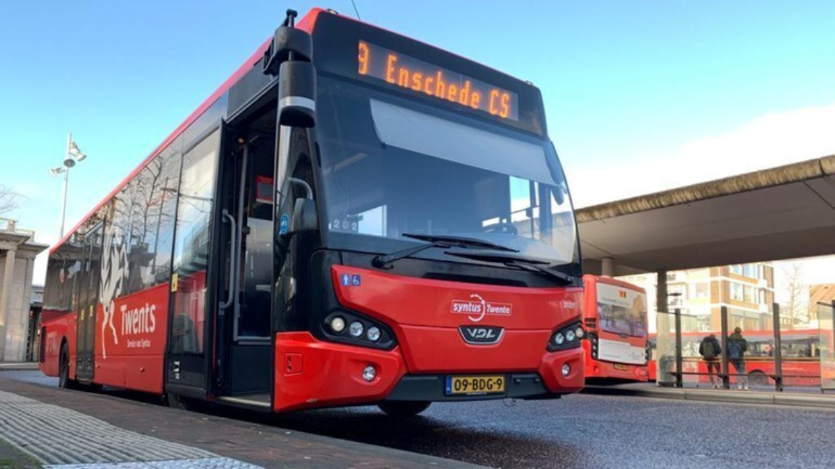 Bus van Keolis op het station in Hengelo Foto RTV Oost