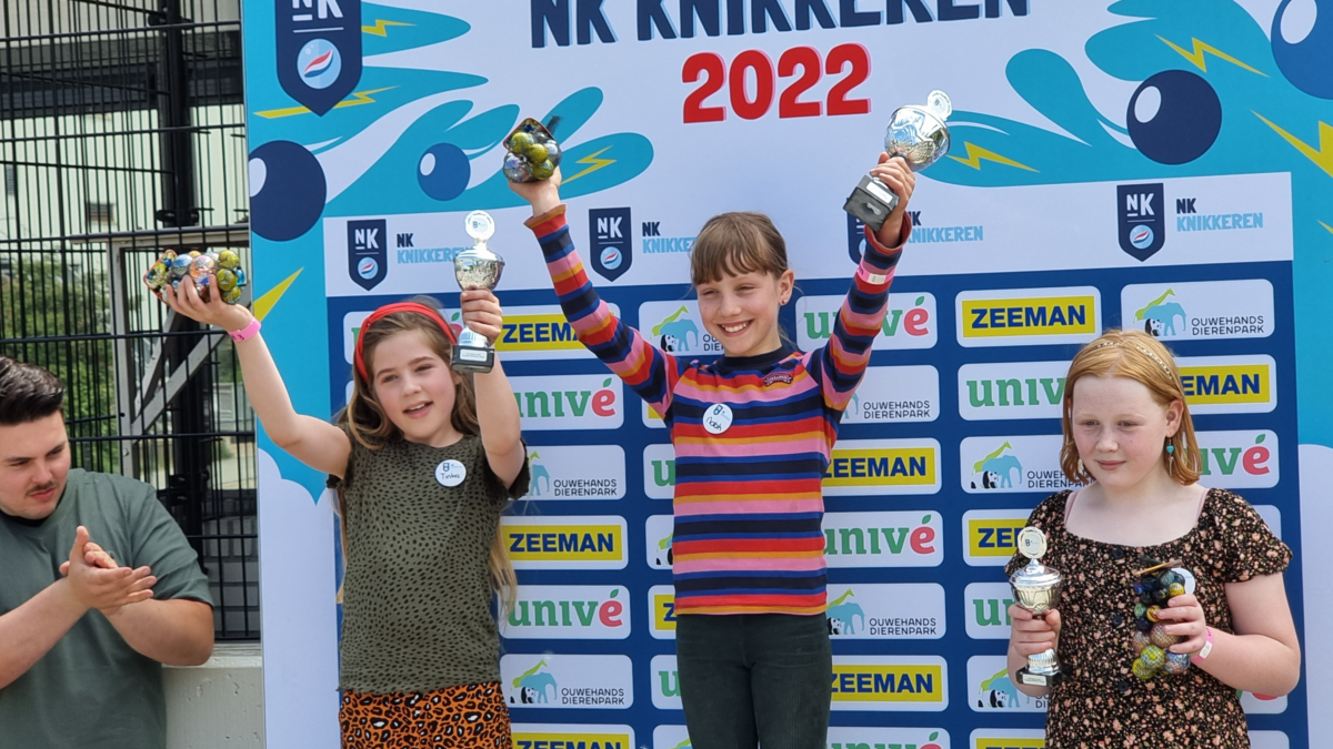 Winnaars op het podium bij het NK knikkeren