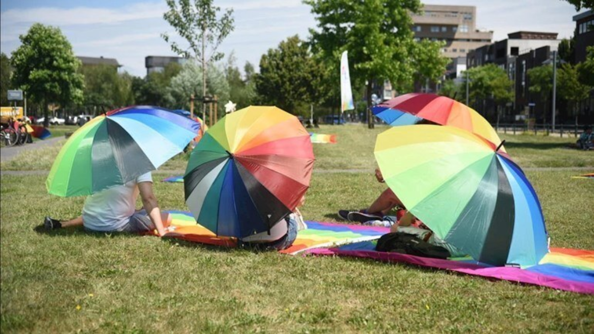 462811 Rainbow Sit In in Enschede trekt zo n 50 deelnemers Foto Rozegolf net