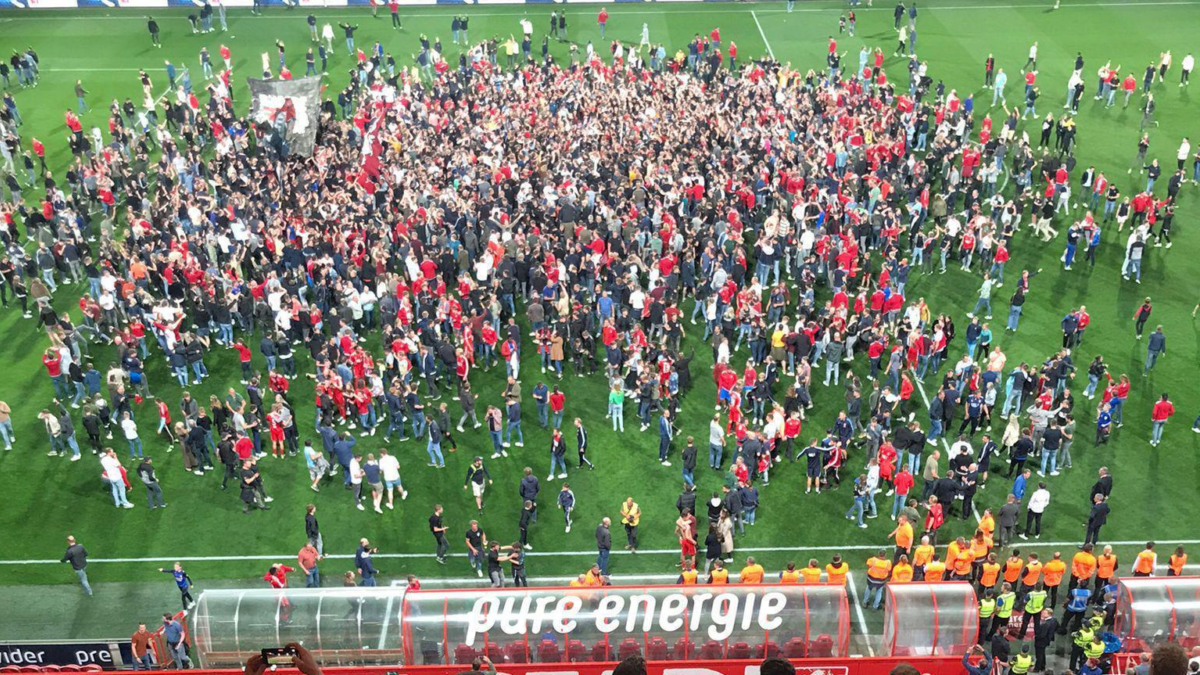 20220512 Supporters bestormen veld na behalen Europees Voetbal Foto 1 Twente 2022 05 12 093602 omgo