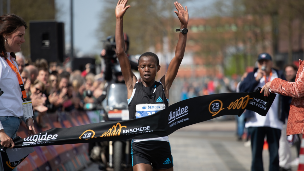 Maurine Chepkemoi loopt parcours en racerecord bij Enschede Marathon 2022