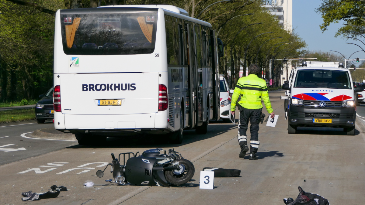 Snorfietsers gewond na aanrijding bus met kinderen Enschede News United Dennis Bakker