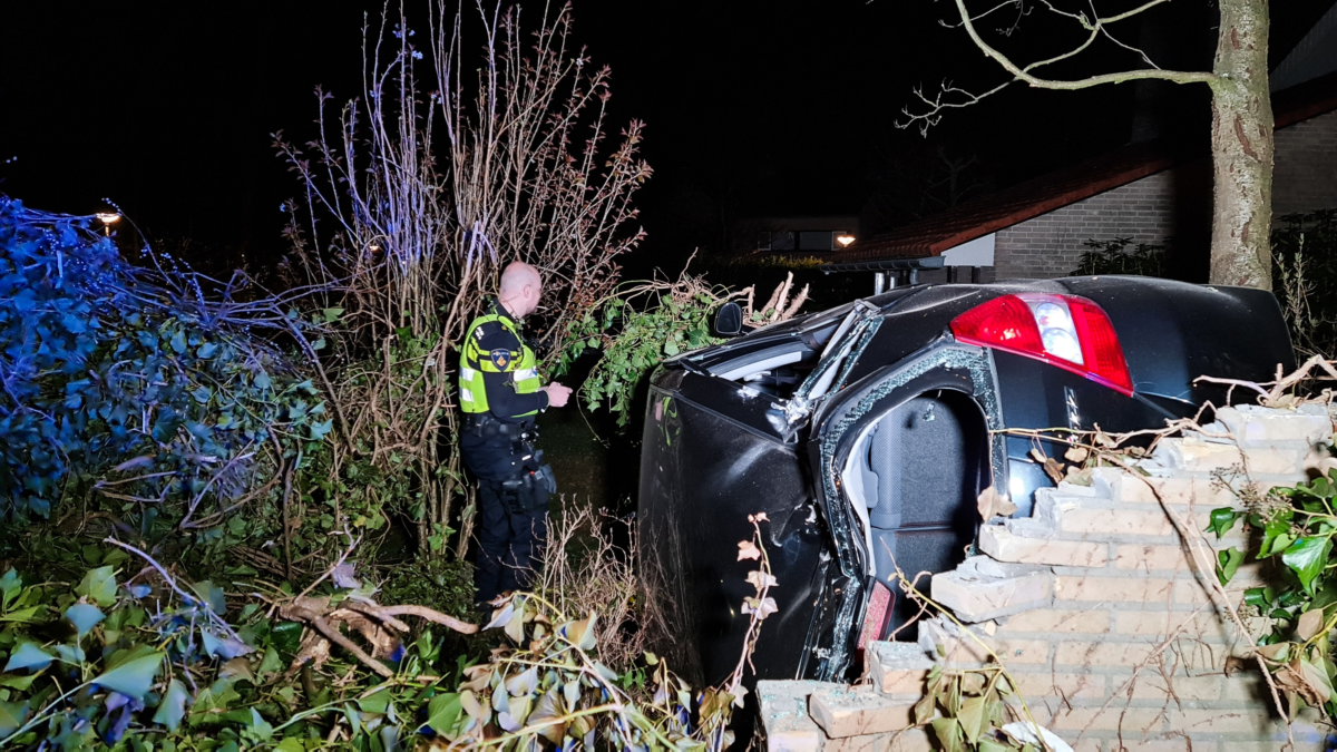 Auto crasht in voortuin Noord Esmarkerrondweg News United Dennis Bakker