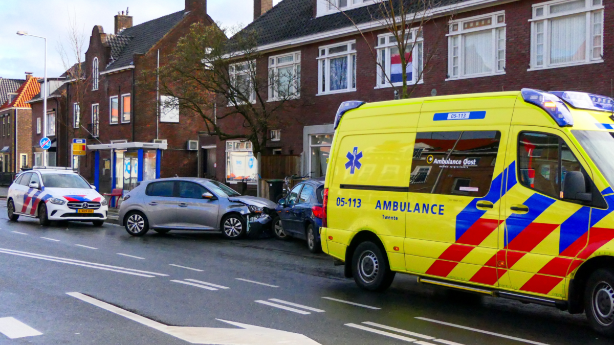 20220214 Vier autos botsen op Haaksbergerstraat in Enschede