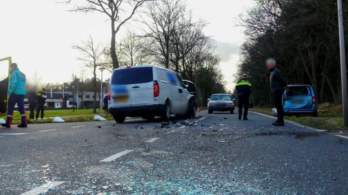 Ongeluk met drie auto s in Enschede Foto News United Dennis Bakker