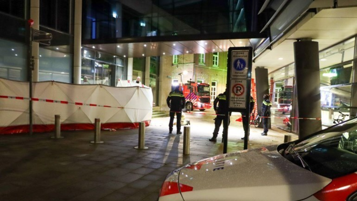 Onderzoek naar dode man in Enschede Foto News United Dennis Bakker