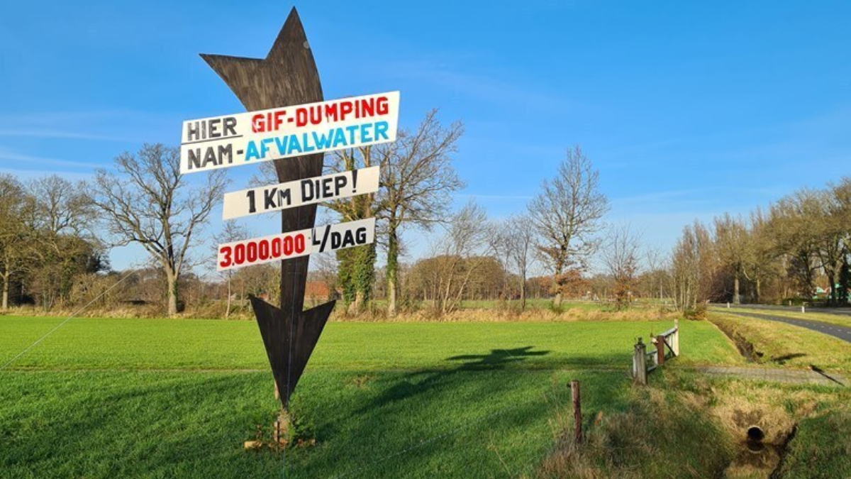 Protestbord van de stichting Stop Afvalwater Twente Foto RTV Oost Raymond Punt