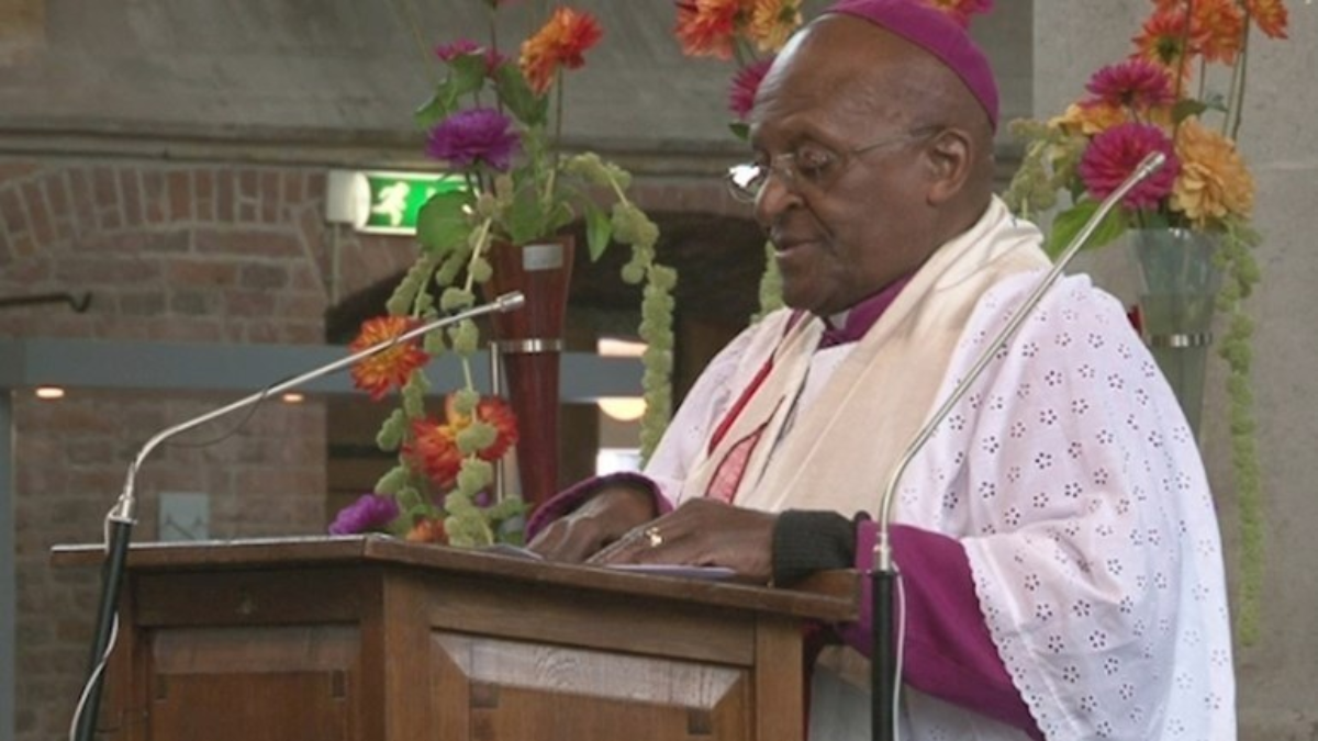 Desmond Tutu tijdens de speciale kerkdienst in Deventer Foto RTV Oost