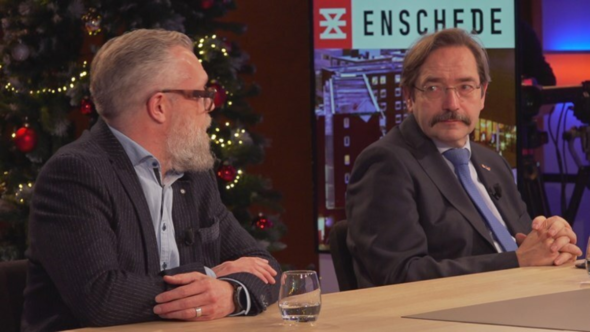 Burgemeester Theo Bovens rechts en andere betrokkenen gaven antwoord op de vragen Foto RTV Oost