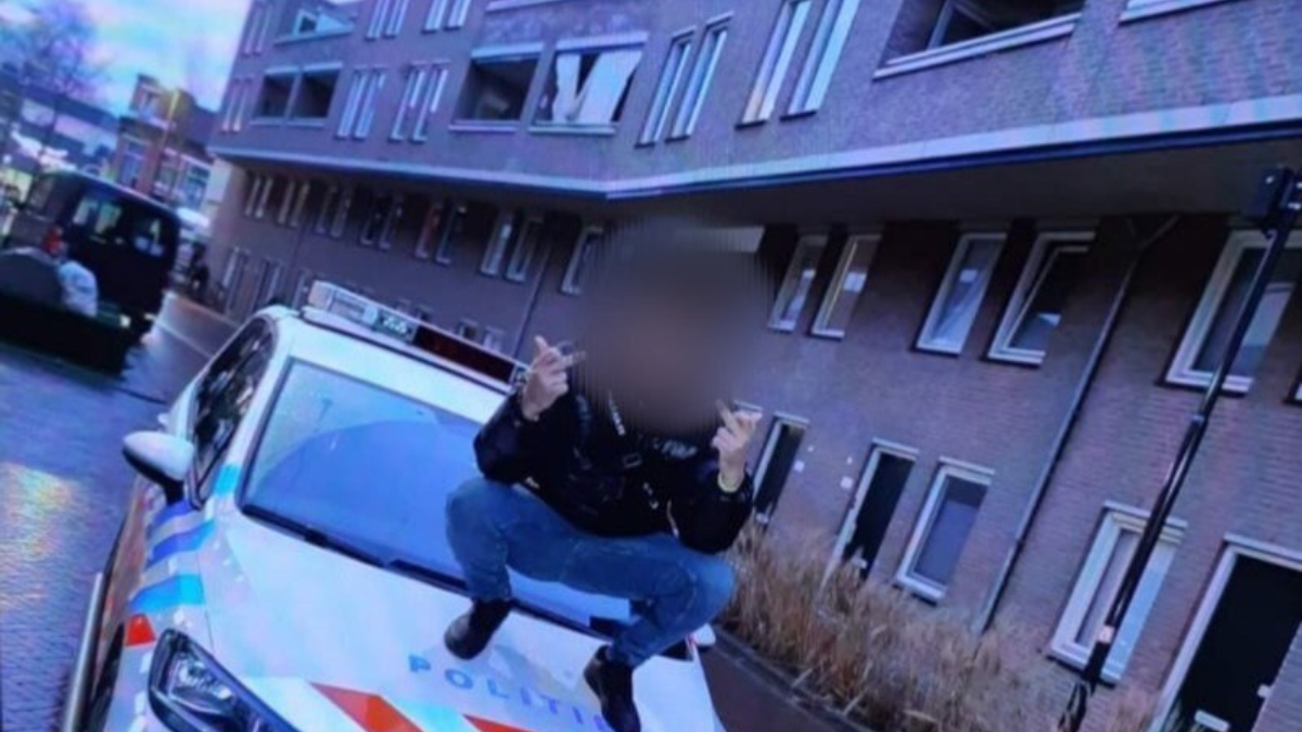 Stoere foto maken op politieauto foto politie enschede