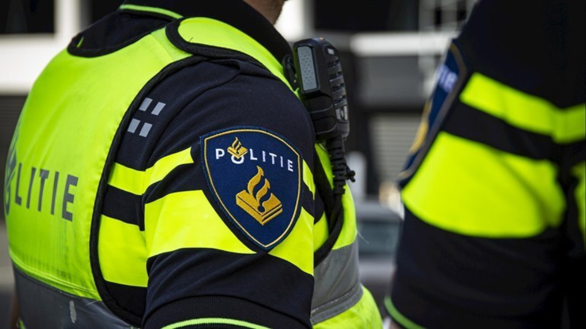 Politie geeft drugsvaten mee in verhuurd busje Foto RTV Oost Wouter de Wilde