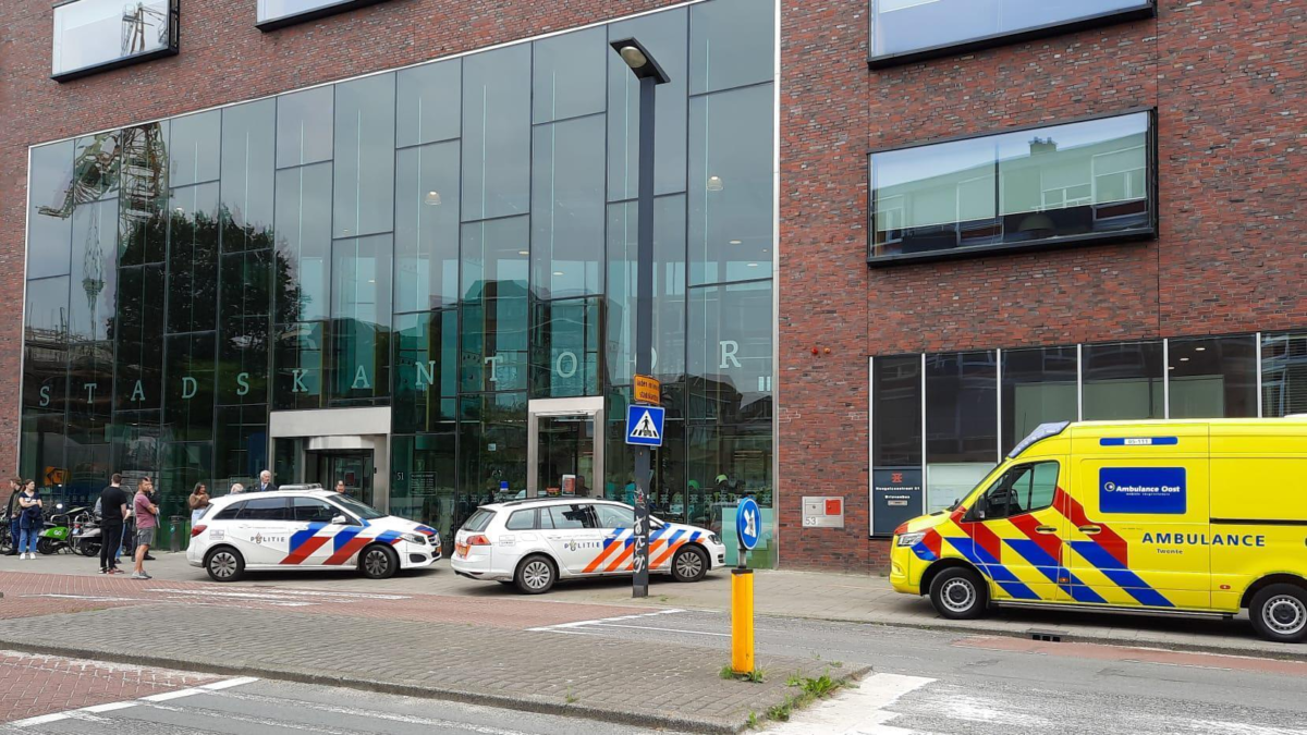 Hulpdiensten massaal naar stadskantoor Enschede News United Dennis Bakker