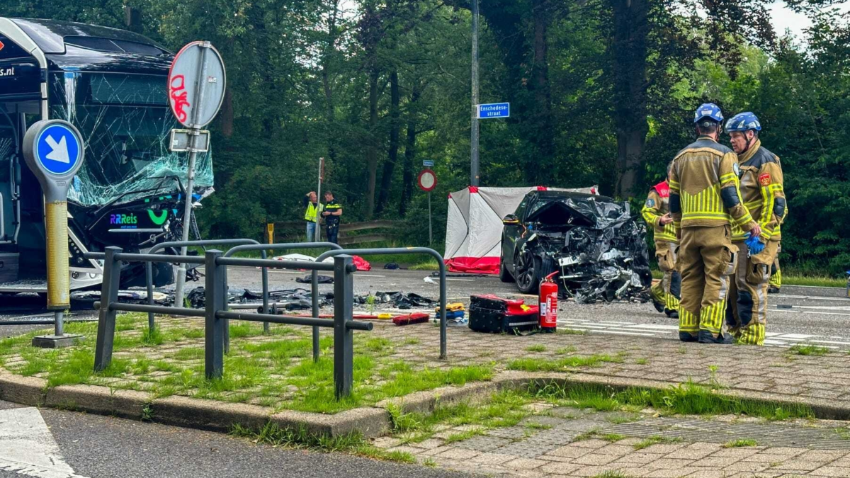 20240615 aanrijding enschedesestraat auto bus1