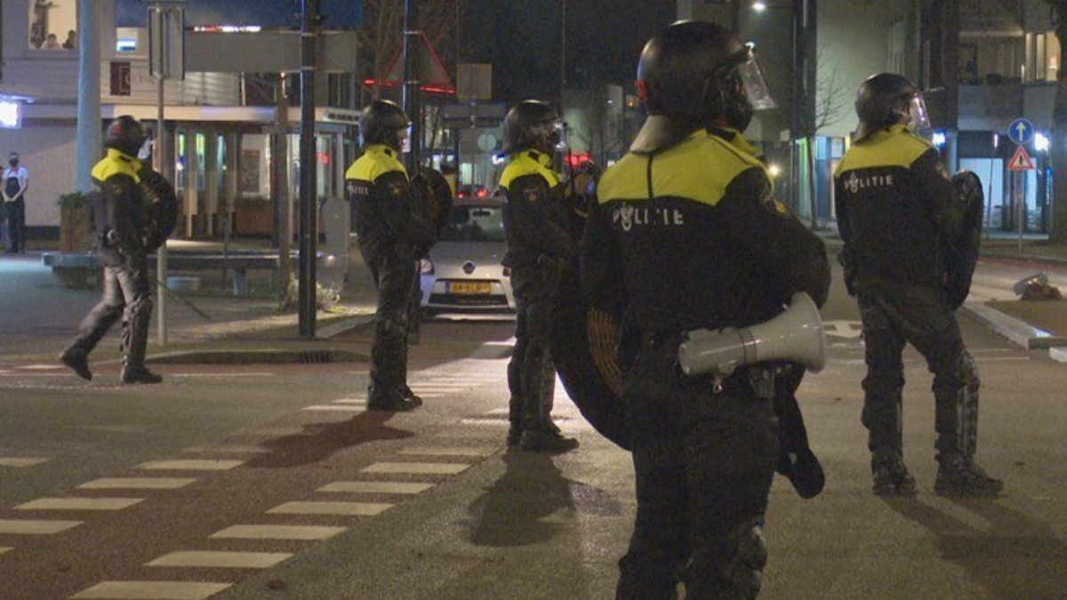 ME voert charges uit in Enschede tijdens avondklokrellen Foto RTV Oost