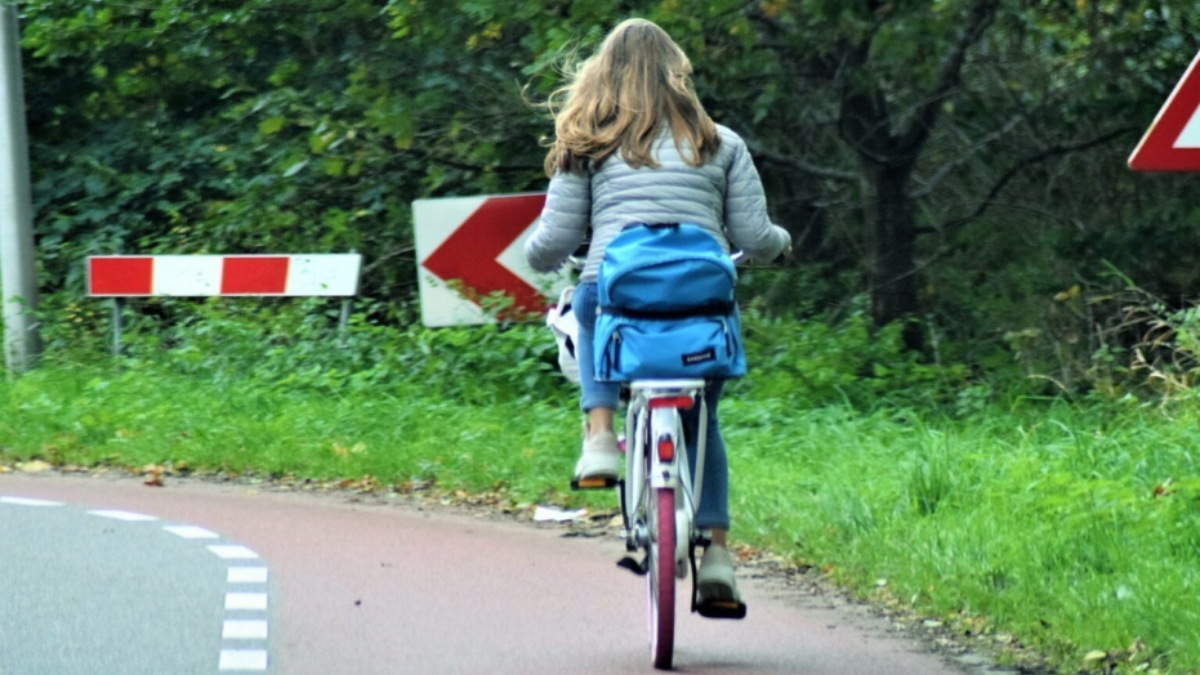 20250328 Meisje op fiets