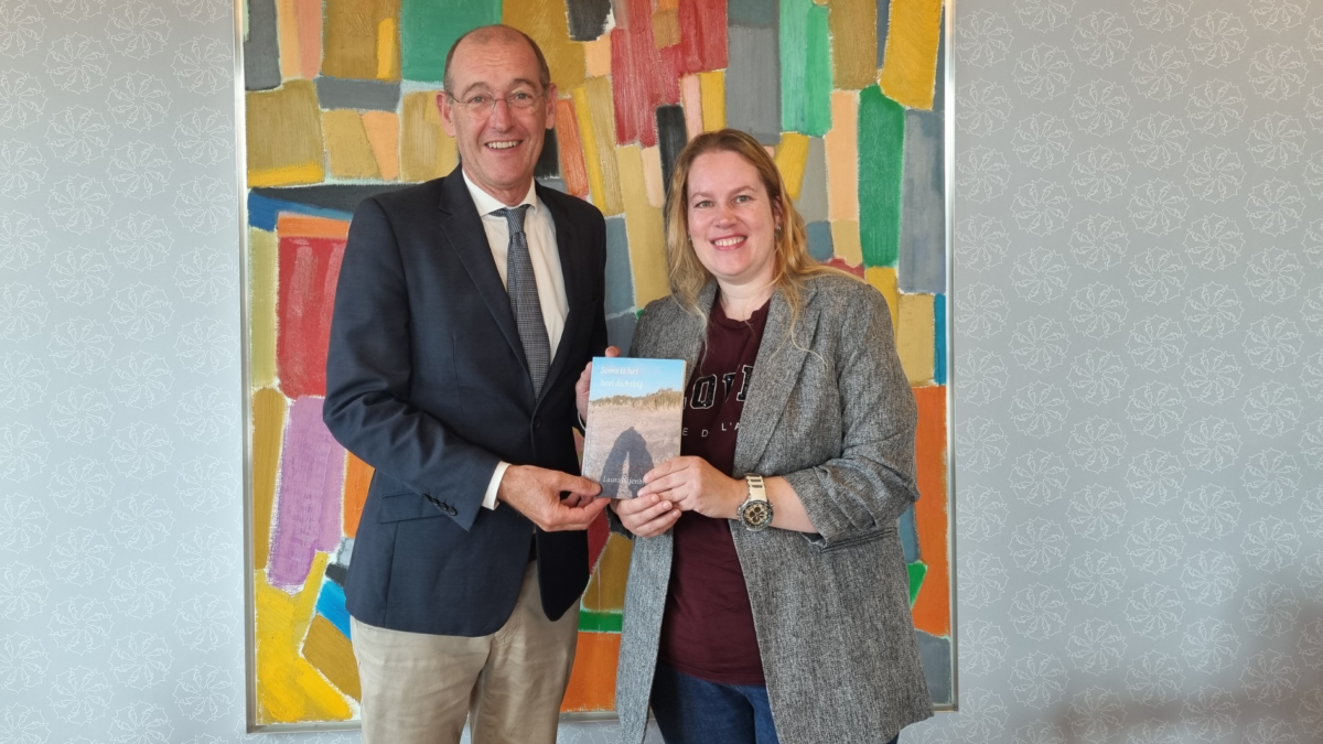 Laura Nijenbrink geeft dichtbundel aan de burgemeester van Hengelo